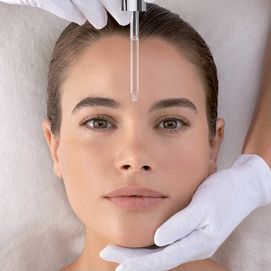 Gesichtsbehandlung mit Peeling im Kosmetikstudio Buchstab